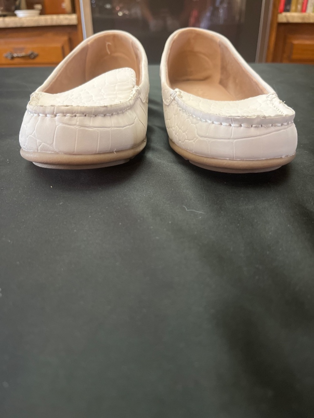 Like New Aerosole Cream/Taupe Croc Embossed Loafers.  Sz. 9M. - Picture 4 of 10